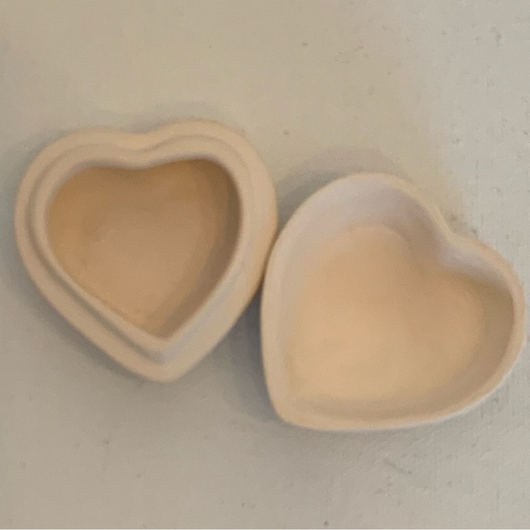 Heart Shaped Bisque Porcelain Trinket Box Blue Flowers Gold Bow Lid Vintage 2"x2 - Picture 9 of 14